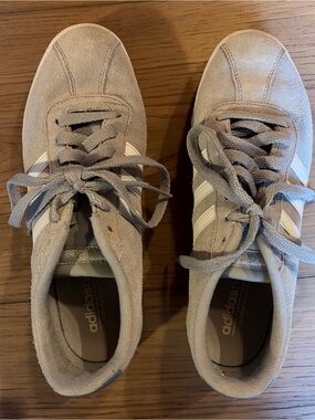 adidas Sneakers